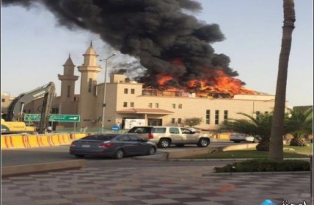 فيديو الدفاع المدني يكافح حريق شب في سطح جامع عثمان بن عفان