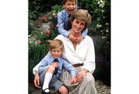 الأميرة ديانا مع أبنائها الأمير وليام والأمير هاري
