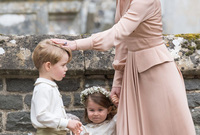 دوقة كامبريدج كيت ميدلتون مع أولادها الأميرة شارلوت والأمير جورج ولويس