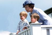 الملكة إليزابيث مع أحفادها الأمير هاري وويليام