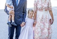 أميرة السويد فيكتوريا مع عائلتها