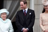 الملكة إليزابيث مع أحفادها الأمير هاري وويليام
