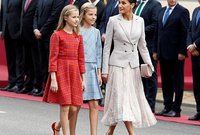 ملكة إسبانيا ليتيزيا برفقة إبنتيها كعادتها بإطلالة أنيقة