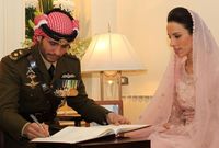 في عام 2012 أعلن الأمير حمزة خطبته من كابتن طيار تحمل الجنسية الكندية والأردنية تدعى بسمة 
