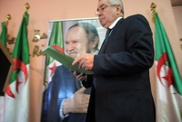 وقدم بوتفليقة استقالته بعد مظاهرات حاشدة في الجزائر رفضًا لترشحه لفترة رئاسية جديدة بسبب عجزه بفعل المرض 
