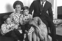 أنجبا: الملك عبد الله (مواليد 1962). الأمير فيصل (مواليد 1963). الأميرة عائشة (مواليد 1968). الأميرة زين (مواليد 1968)
