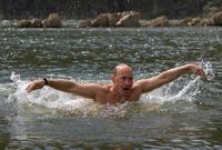 السباحة جزء لا يتجزأ من حياة بوتين الرياضية