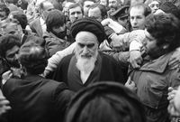 وتعتبر جنازته أكبر جنازة على مستوى إيران، وله ضريح معروف في مكان دفنه بالقرب من مقبرة تسمى بجنة الزهراء.