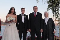 وكان من أبرز المدعوين لحفل الزفاف هو الرئيس التركي رجب طيب أردوغان 
