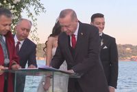 وكان أردوغان شاهدًا على قران أوزيل وأمينة 
