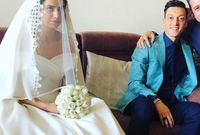 صور من حفل الزفاف بالزي الأول حيث ارتدت أمينة فيه فستان زفاف مميز وغطاء على رأسها بينما ارتدى أوزيل بدلة زرقاء 
