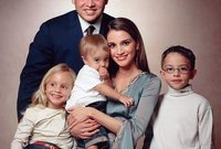 الملك عبد الله مع زوجته وأبنائه