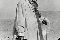 لكن في عام 1925 استطاع عبد العزيز آل سعود إحكام سيطرته على كامل الحجاز وإنهاء الحكم الهاشمي في المنطقة ليصبح سلطان نجد والحجاز قبل أن يغير اسمه إلى ملك ممالك نجد والحجاز