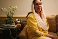 تم نفيها 8 سنوات بسبب تهم تلقي رشاوي قبل أن تعود عام 2007 على إثر عفو عام صادر عن الرئيس الباكستاني
