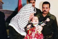 تبلغ زهوة ٢٤ عام وهي الإبنة الوحيدة للزعيم الفلسطيني الراحل ياسر عرفات، أثناء معرفتها بوفاة والدها كانت في تونس وعلمت الخبر عن طريق والدتها التي أبلغتها هاتفيًا 

