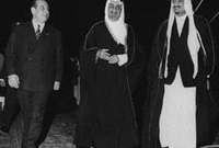 صورة تجمع الملك عبد العزيز بالملك فيصل رحمه الله
