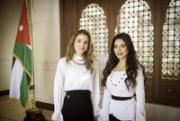 لجين عمران مع جلالة الملكه رانيا في أسبوع عمان للتصميم
