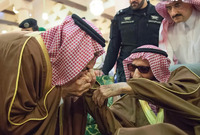 صورة تجمع بين الأمير بندر بن عبد العزيز وبين الملك سلمان ملك السعودية وهو يقبل يده في إحدى المناسبات التي جمعت بينهما