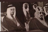 الملك سلمان في صورة نادرة له خلف والده الملك عبد العزيز آل سعود مؤسس المملكة العربية السعودية ويرجع تاريخ الصورة إلى فترة الأربعينيات