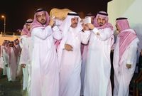  الأمير "أحمد بن عبدالعزيز" حاملاً الجثمان
