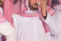 الأمير "عبدالعزيز بن فهد بن عبدالعزيز" أثناء دفن عمّه "الأمير بندر" 
