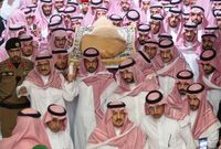  شيعت أمس مراسم دفن الأمير "بندر بن عبد العزيز" بحضور الملك "سلمان" وولي العهد الأمير "محمد بن سلمان" 
