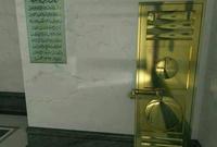 على الحائط الشرقي للكعبة، وضعت وثيقة الملك فهد بن العزيز آل سعود والتي تذكر التاريخ الشامل لترميم الكعبة المشرفة في عهده 
