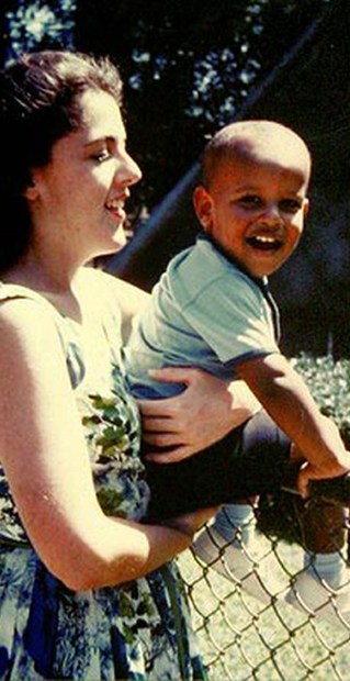 ولد باراك حسين أوباما في أمريكا في 4 أغسطس عام 1961 لأم أمريكية من أصول إنجليزية وأب كيني مسلم كانا قد التقيا في دورة تدريبية للغة الروسية بجامعة هاواي في أمريكا عام 1960 لتنشأ بينهما علاقة حب وكللت بالزواج مطلع عام 1961 
