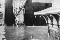 صور نادرة للحرم المكي عام 1941 حيث اجتاحت السيول مكة المكرمة وغطت المياه الحرم ويصبح الطواف بالسباحة