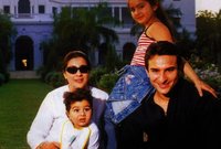 صورة تجمع سيف علي خان بزوجته السابقة وأبنائه منها