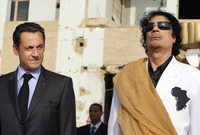 لم يكتف القذافي بصناعة زي خاص لهذا اللقب وإنما حرص كذلك على طباعة شكل قارة أفريقيا على أزيائه الرسمية مثل الذي ارتداه خلال زيارته الرسمية إلى فرنسا