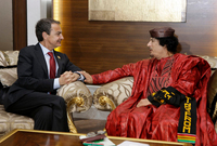 اشتهر القذافي بعشقه الكبير للون الأحمر الذي كان يرتديه في عدد كبير من المناسبات وخلال اللقاءات الرسمية