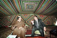 حسني مبارك مع القذافي بداخل خيمته الشهيرة