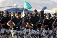 يبلغ عدد أفراد القوات المسلحة السعودية 440 ألف فرد سواء كانوا ضباطًا أو جنود 
