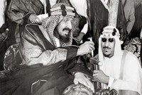 كان الأمير سعود ابن الملك عبد العزيز بجوار والده فقام بالحول دون وصول الخنجر لجسد والده فألقى بجسده على جسد الملك عبد العزيز ليتلقى الطعنة بدلًا منه ويفتديه بنفسه 
