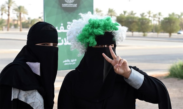 خلال العامين الماضيين، أصدر الملك سلمان العديد من الأوامر الملكية التي تمنح المرأة السعودية حقوقها وتحقق أحلامها، والتي كانت تمنعها التقاليد المحافظة في المملكة لعدة قرون، وهناك بعض الأشياء حدثت للمرة الأولى
