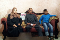 أسرة الشهيد محمد الدرة مع ابنها محمد الدرة الثاني 