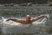 كما يعشق بوتين السباحة بشكل كبير ويقوم بممارستها بشكل منتظم ويقول عنها أنها أكبر أسباب حفاظه على لياقته وصحته وبنيته البدنية القوية
