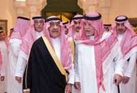 الأمير مقرن بن عبدالعزيز آل سعود يقدم واجب العزاء لابن أخيه الأمير بندر 
