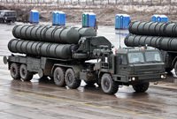 ومنظومة اس-400 الروسية التي تعد أحد أقوى منظومات الدفاع في العالم
