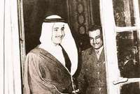لقطات نادرة للملك سلمان بن عبد العزيز في شبابه مع الرئيس جمال عبد الناصر
