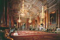 يحتوي القصر على 775 غرفة منهم 52 غرفة ملكية وعدد ضخم من الغرف للضيوف ويحتوي على 92 مكتبًا و78 حمامًا 
