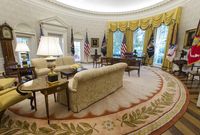 تصميم البيت الأبيض جاء على الطراز الأمريكي البسيط فلا يوجد بذخ في استخدام الأثاث أو التحف الفنية حيث تتسم بالبساطة وتشبه البيوت الأمريكية الكبيرة 
