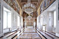 يحتوي القصر من الداخل على مئات اللوحات الضخمة المستوحاة من التاريخ الروماني كما يحتوي على عدد كبير من التماثيل والأعمدة الرومانية الشهيرة 
