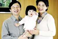  تزوج "ناروهيتو" من "ماساكو" عام 1993، ولديهم ابنة وحيدة هي الأميرة "إيكو" تبلغ من العمر 17 عاما، ، والتي لا تستطيع تولي العرش لأن قانون الإمبراطورية في اليابان لا يسمح للإناث باعتلاء العرش