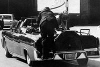 مع انطلاق الرصاصة الثالثة، اندفع رجال الأمن المرافين للرئيس وقاموا بدفع زوجة كينيدي إلى المقعد الخلفي من السيارة، ورمى أحدهم نفسه فوقها حتى لا تُصاب بالرصاص
