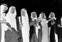 لقطة نادرة للملك سلمان بن عبد العزيز في شبابه يرقص العرضة مع الملك فيصل وأمراء السعودية
