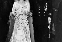 كما ارتدى الأمير فيليب بدلته العسكرية التي ظهر عليها الأوسمة والنياشين وتزوجا في دير وستمنستر بلندن وتم استكمال الحفل في متنزه قصر ويندسور
