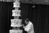 كانت كعكة الزواج مكونة من 4 طوابق وتم الحصول على مكوناتها من أماكن كثيرة حول العالم وكان وزنها حوالي 500 رطل 

