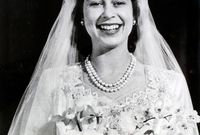 لقبت إليزابيث بلقب ملكة بريطانيا بعد زفافها بـ 5 سنوات بعد وفاة والدها الملك جورج السادس
